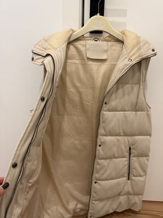 Chaleco polipiel beige con capucha