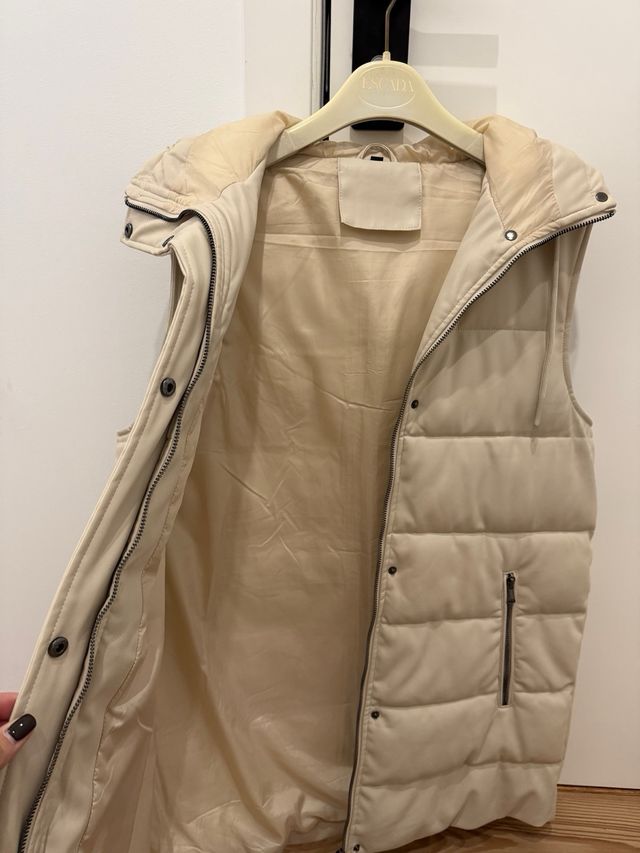 Chaleco polipiel beige con capucha