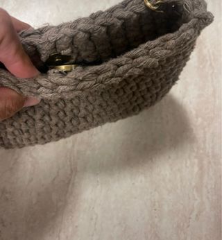 Borsetta uncinetto marrone con catena oro