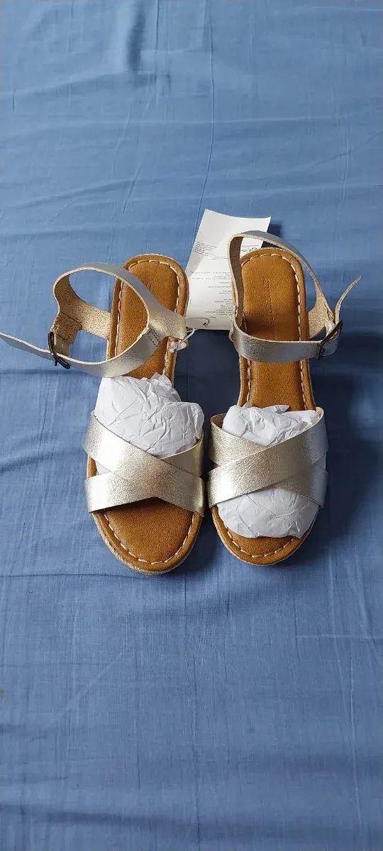 Sandalias doradas y plateadas cuña