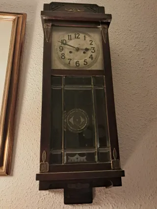 Reloj de pared antiguo de madera