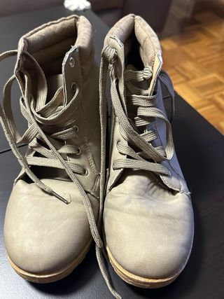 Botas beige con cordones