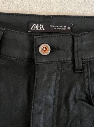 Pantalón Zara pitillo encerado negro