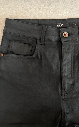 Pantalón Zara pitillo encerado negro