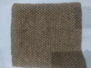 Bufanda tejida a mano con hilos dorados