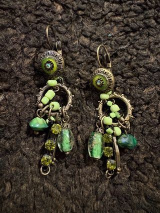 Pendientes pedrería verde y dorados