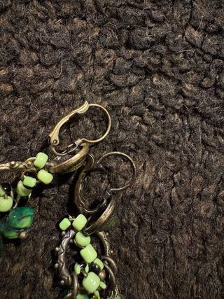 Pendientes pedrería verde y dorados