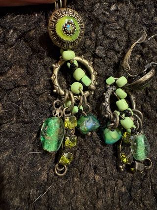Pendientes pedrería verde y dorados