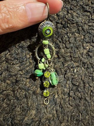 Pendientes pedrería verde y dorados