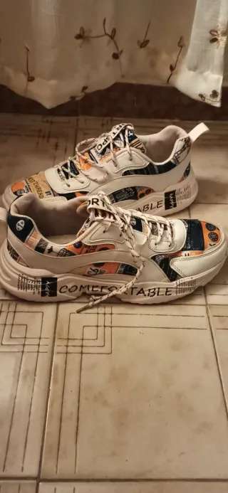 Deportivos blancos y multicolor con estampado