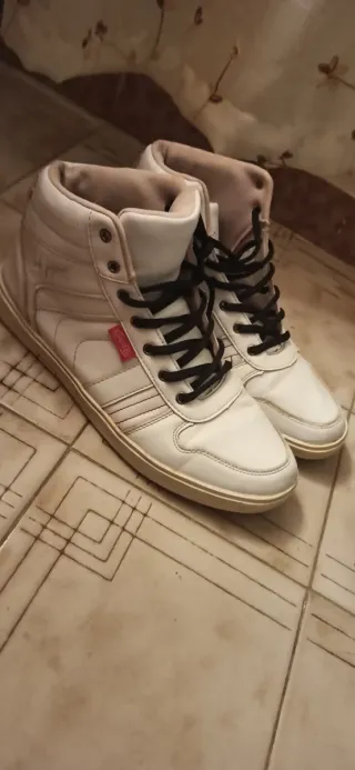 Deportivos blancos y multicolor con estampado