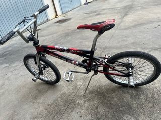 Bicicletta BMX Vertical rossa