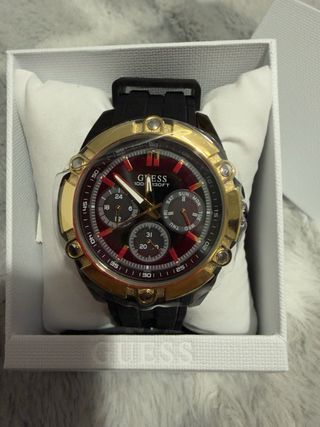 Reloj Guess Elegante Dorado y Rojo