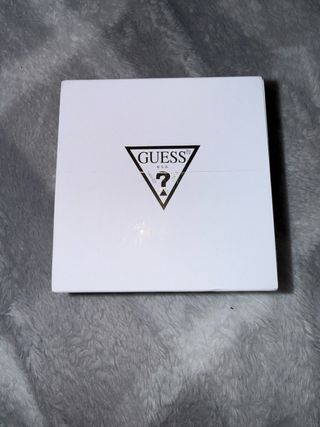 Reloj Guess Elegante Dorado y Rojo