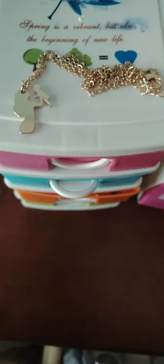 Collar con colgante de figura humana