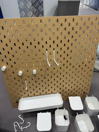 Tablero/panel 56x56cm Skadis marrón con accesorios