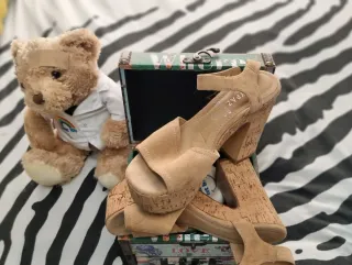 Sandalias cuña beige. En 2 colores