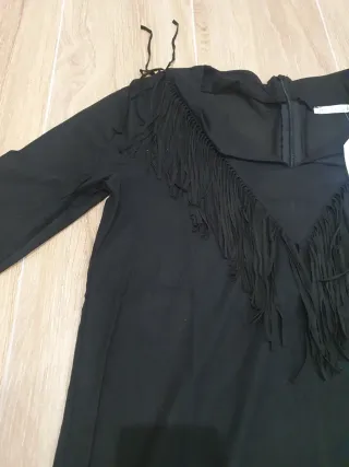 Vestido negro con flecos
