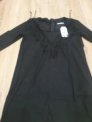 Vestido negro con flecos