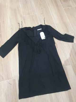 Vestido negro con flecos