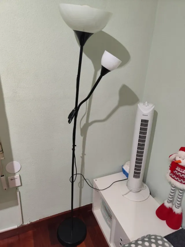 Lámpara de pie negra y blanca