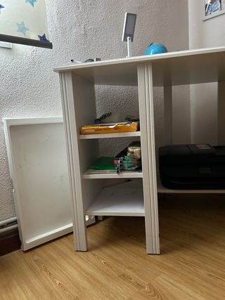 Escritorio blanco con estanterías integradas