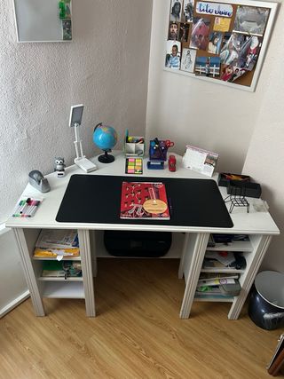 Escritorio blanco con estanterías integradas