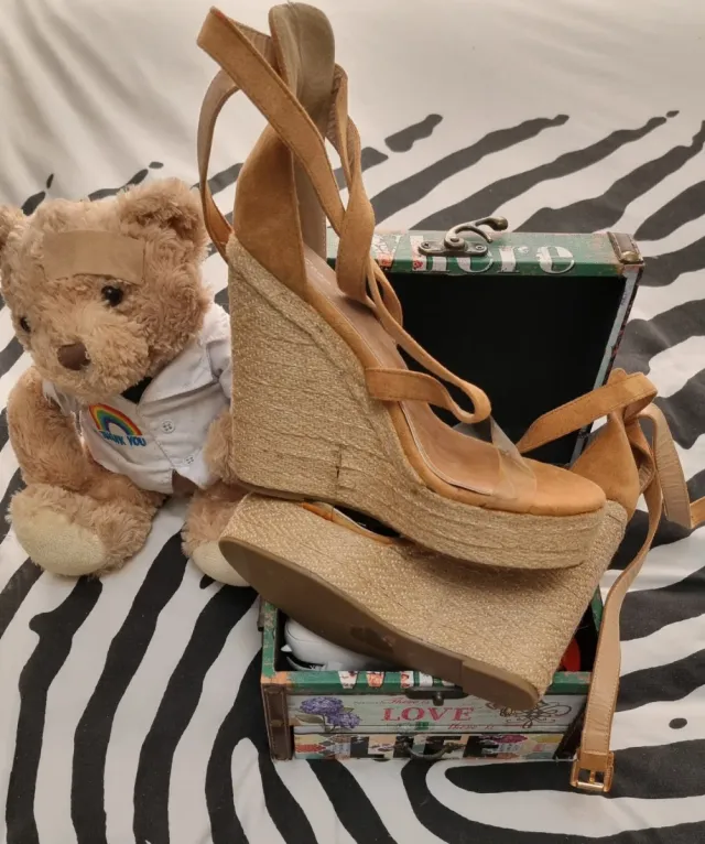 Sandalias cuña muy alta beige