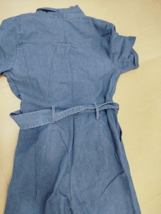 Mono vaquero azul con cinturón