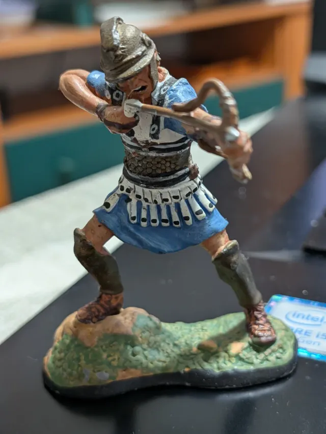 Figura in piombo di un arciere in posizione di tiro