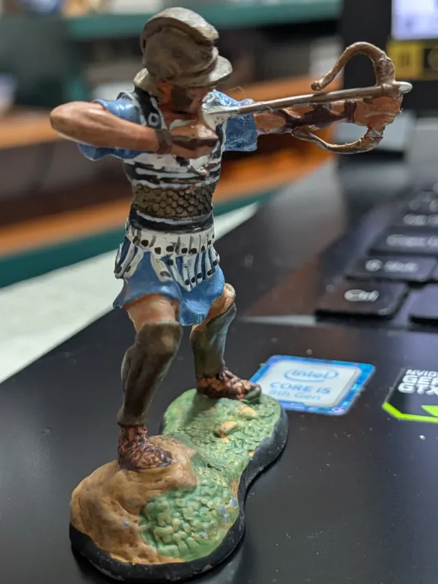 Figura in piombo di un arciere in posizione di tiro