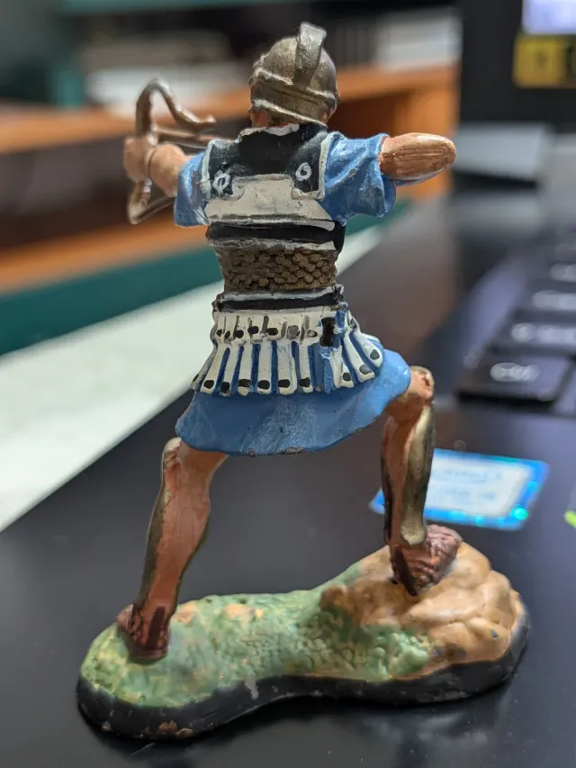 Figura in piombo di un arciere in posizione di tiro