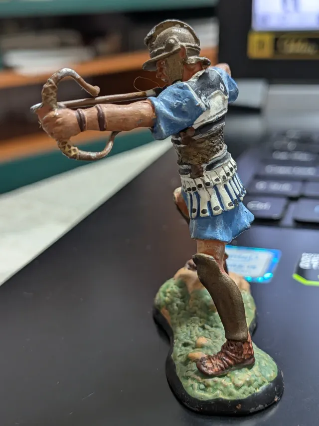 Figura in piombo di un arciere in posizione di tiro