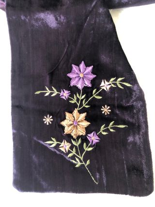 Pañuelo terciopelo morado con bordados