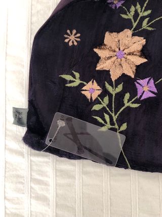 Pañuelo terciopelo morado con bordados