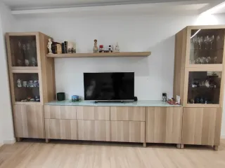 Mobile soggiorno IKEA con 2 vetrine e piedi staccabili