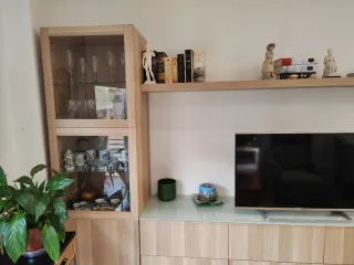 Mobile soggiorno IKEA con 2 vetrine e piedi staccabili