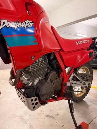 Honda Dominator 650 Roja