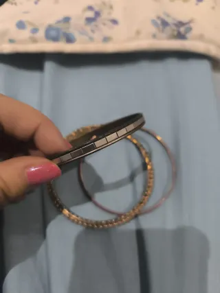 Pulseras doradas y rosas