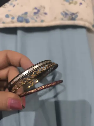 Pulseras doradas y rosas