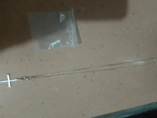 plata con colgante de cruz