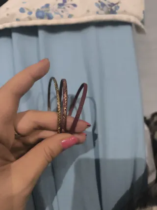 Conjunto de 3 pulseras doradas y granate