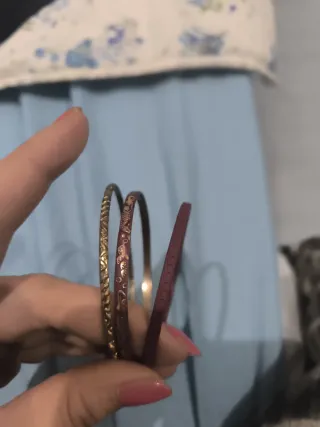 Conjunto de 3 pulseras doradas y granate