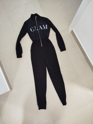 Mono negro con cremallera y logo