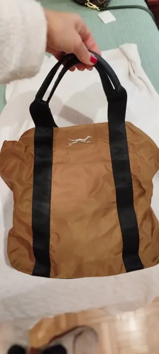 Bolso marrón y negro con cadena