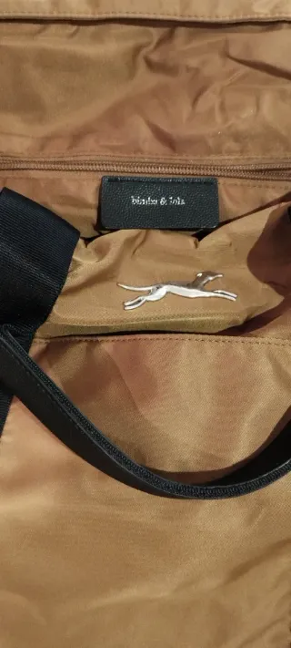 Bolso marrón y negro con cadena