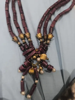 Collar único morado y dorado