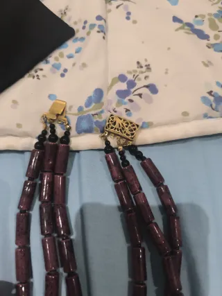 Collar único morado y dorado