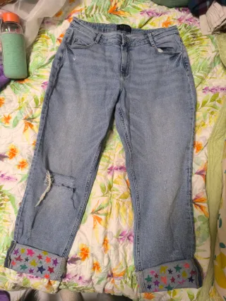 Pantalones vaqueros desgastados con estrellas