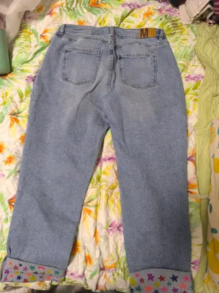 Pantalones vaqueros desgastados con estrellas